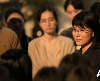 13年后，宋佳再夺“白玉兰奖”最佳女主角奖，发言时忍不住哽咽：我们站在这里不是因为年轻漂亮