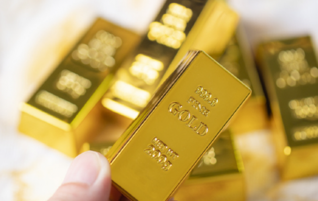央行：8月1日起，现金买黄金钻石超10万元需上报