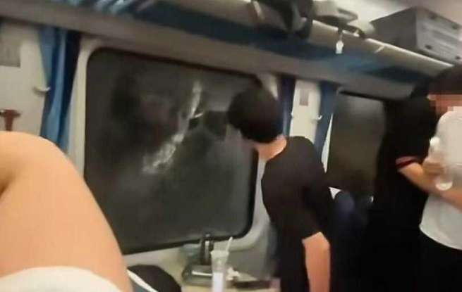 列车停运3小时有乘客砸窗，该解决故障后的通风问题了