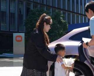 雷军顶着35℃高温为首批YU7车主开车门，车主：被雷总宠成“小米公主”