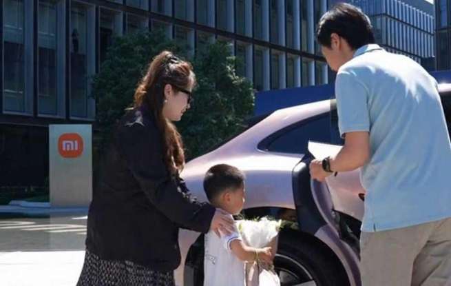 雷军顶着35℃高温为首批YU7车主开车门，车主：被雷总宠成“小米公主”