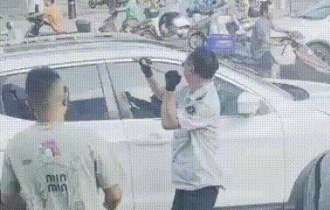 私家车主昏迷时脚踩油门 电力抢修车死死抵住 公交司机砸窗救人