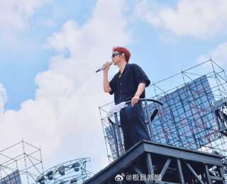 李荣浩回应被歌迷喊话脱掉上衣：不穿衣服唱年少有为合适吗？