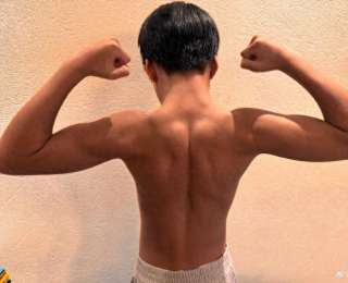 谢楠分享长子肌肉照：我长在椭圆仪上也出不来的体脂