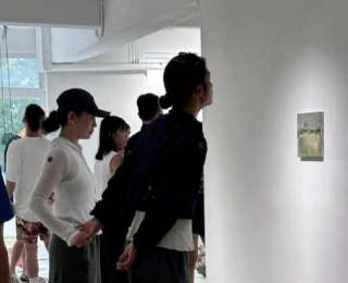 42岁魏如萱与21岁男网红牵手逛展，经纪人回应