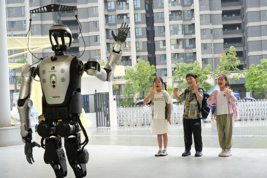 开学日，光谷十八小两校区同迎“机器人同学”