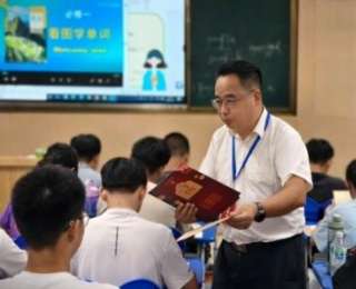 “你们是第一届，你们就是历史！”这所高中首届学子收获温情寄语