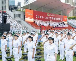 双胞胎女儿一同考入海工大，父亲在开学典礼上激动发言