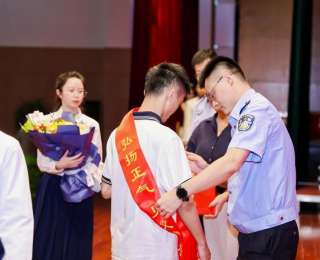 杭州这名17岁高中生做了啥？开学典礼上，警察蜀黍为他披上绶带