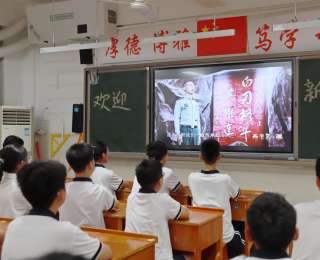 湖北华宜寄宿学校师生同看《开学第一课》，青春誓言激昂回荡