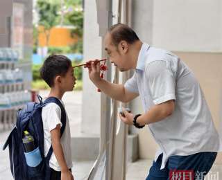 额点朱砂、誓言铿锵，这所小学的开学第一课在“行走”中传承精神