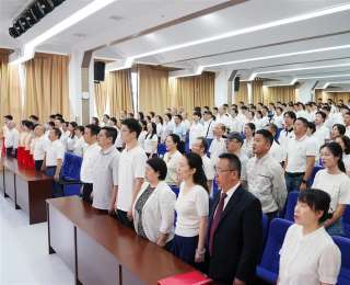 朗诵原创诗歌、对话退役老兵，武汉一中学的思政课堂“声”入人心