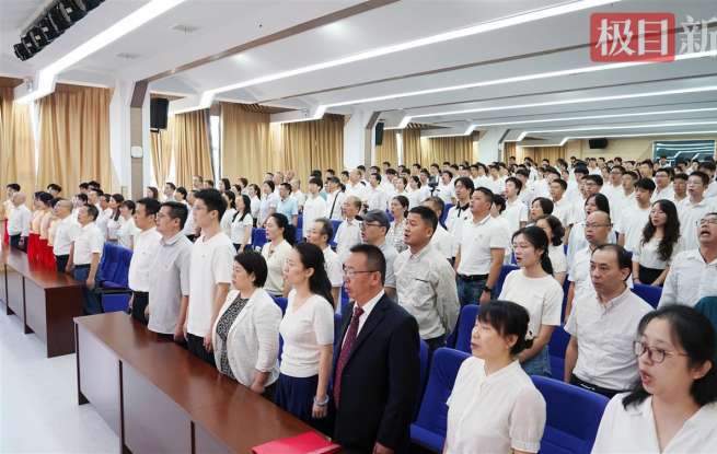 朗诵原创诗歌、对话退役老兵，武汉一中学的思政课堂“声”入人心