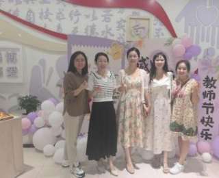 校长为每位教师书写专属节日贺卡，字里行间满是温情