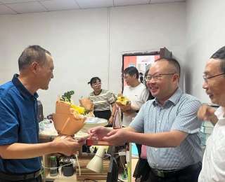 大课间时分，这一幕令人动容！