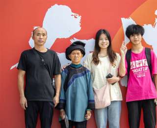 身着水族服饰，82岁奶奶送孙子来汉上大学