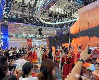 机器人演艺市场大爆发 外省展商追着“凤凰舞”谈合作