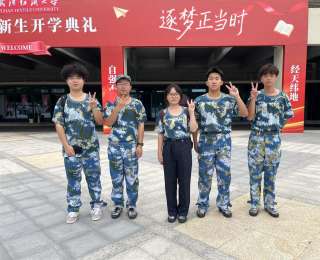 一声“刘畅”五人应，同名缘分开学“撞”满怀