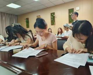 薪火相传育新人！钢城二中开展师徒结对活动