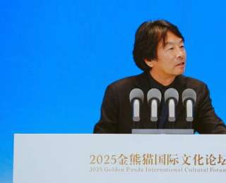 刘震云：建议外国朋友多到成都街头吃火锅
