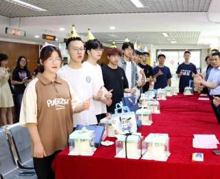 不仅是欢迎仪式更是“入学第一课”！武汉铁院为2025级新生举办集体生日会
