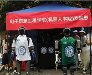 迎新现场惊现机器人“同学”！中南民大迎新现场解锁科技新体验
