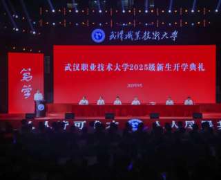 武职大校长“开学第一课”点燃梦想，新生代表立志争做大国工匠