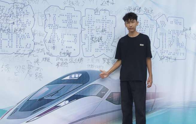 横跨大半个中国，他独自一人来汉报到