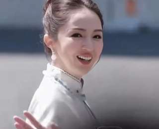 董璇身穿国风旗袍现身，给粉丝比“小猫耳朵”