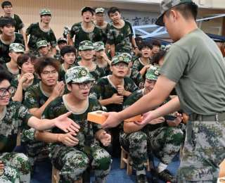 軍訓(xùn)閉營儀式現(xiàn)場，學(xué)校為新生送上定制專屬月餅