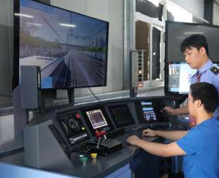 高校報到日，學(xué)生、家長過了一把“開火車”癮