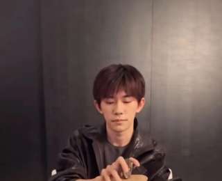 易烊千玺时隔8年开启直播，全程只说了几十个字，一直在垒石头，与网友零互动