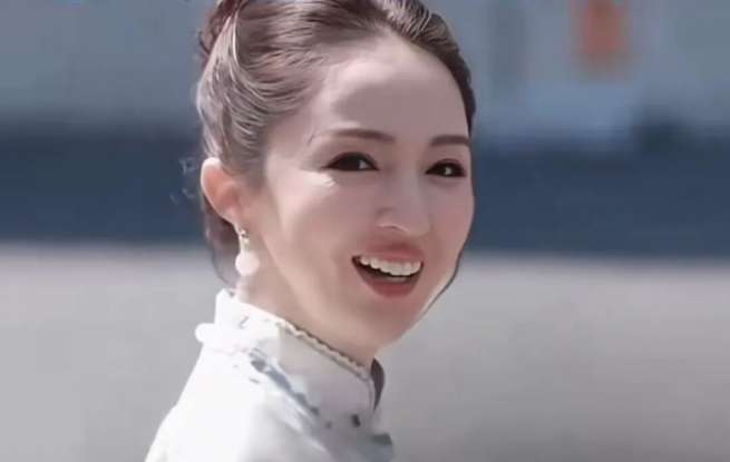 董璇身穿国风旗袍现身，给粉丝比“小猫耳朵”