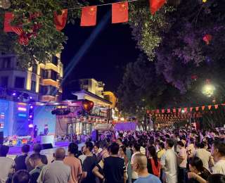 咸宁月亮湾音乐节：诗意舞台邂逅市井烟火，奏响咸宁秋日浪漫乐章