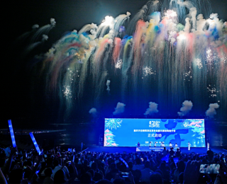 重庆天空剧院国庆首秀 璀璨焰火点燃长寿文旅新图景