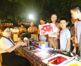 咸宁国庆现“穿越”热潮 游客沉醉千年时光忘归途