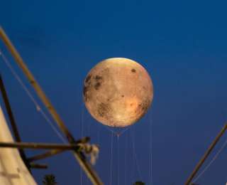 月满东湖，情暖中秋，武汉东湖夜空上演“神鸟”飞天