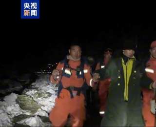 西藏定日县嘎玛沟最后一批徒步游客安全抵达曲当镇