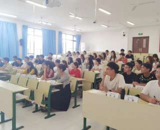 课堂上每个学生都有一个台签！武汉这位教授的做法让学生直呼“提神”