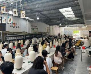 大师现场示范，学生实地创作，武科大艺术学院把实习做“实”