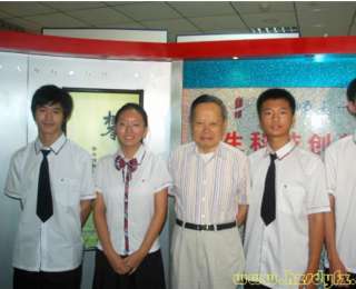 杨振宁曾担任华师一附中学生科学院名誉院长，谈及三次到汉经历，赞叹“现在处于大时代”