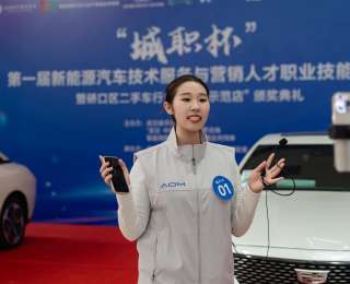 企业现场“抢人”！武汉学子才艺直播卖二手车，赛场直通职场