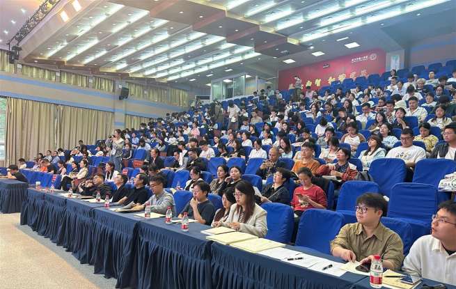 武汉百余名师范生观摩名师课堂，沉浸式学习教学一线法宝