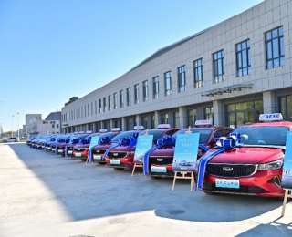 油城迎新“绿” 百台吉利醇氢电动轿车交付大庆 加速绿色能源全域覆盖