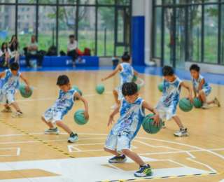 河南一农村幼儿园凭体能课圈粉 网友：这才是孩子该有的样子