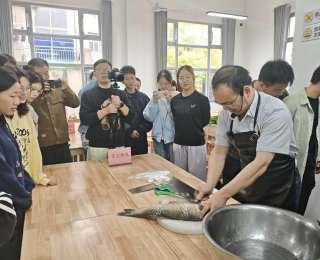 大学上演“匠心家宴”，党委书记系上围裙教学生手搓鱼丸