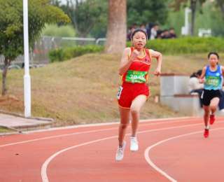 决赛再提速0.16秒！她两度刷新60米短跑纪录，还有学生刷新长跑纪录