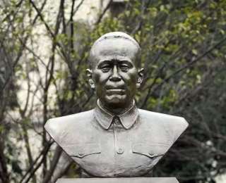 一位是首任院长一位是华工之父，查谦朱九思先生雕塑在华科大揭幕