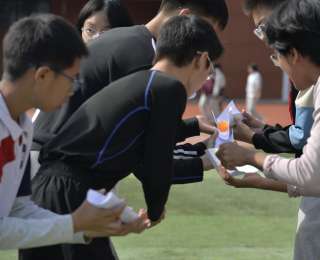 中北路中学趣味运动会：用芦苇与A4纸打开教育新场域