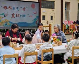 重阳节之际，幼儿制作茱萸香囊赠退休教师